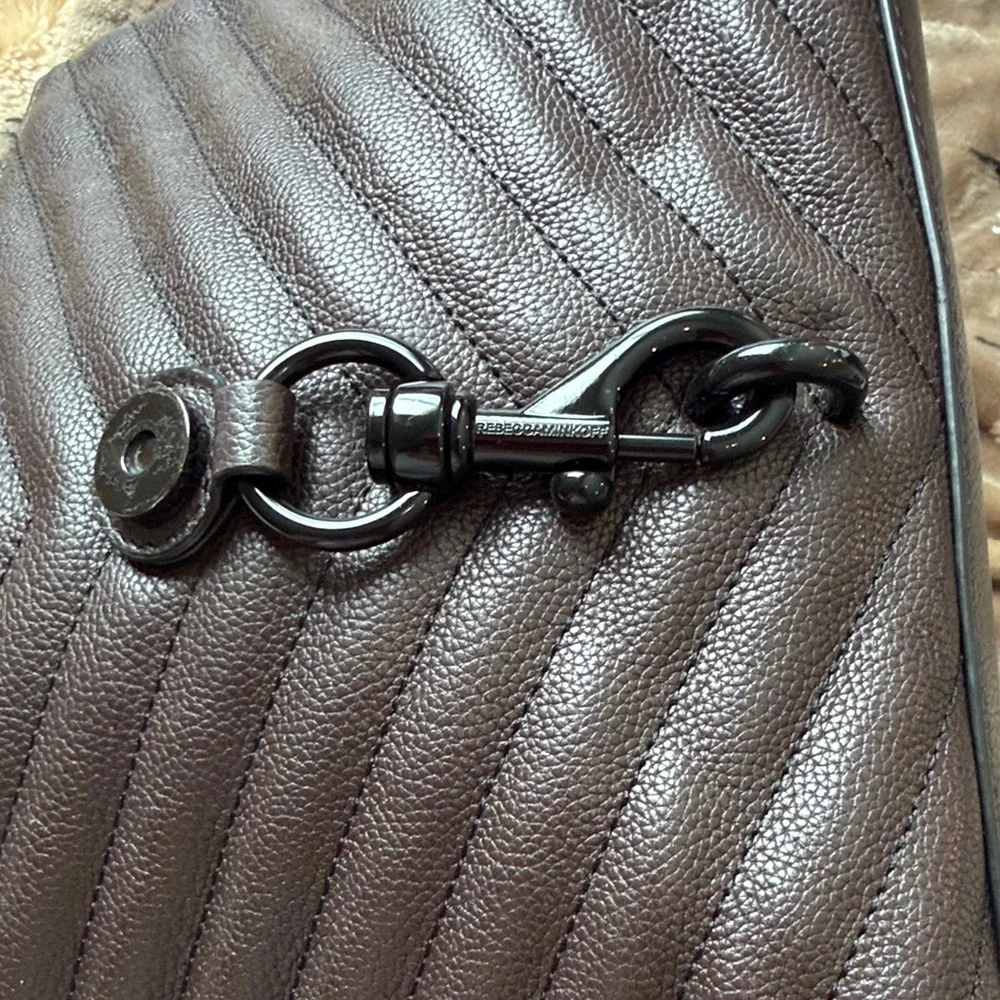 Elegant Brown Quilted Chain Shoulder Bag - Picture 2 of 4